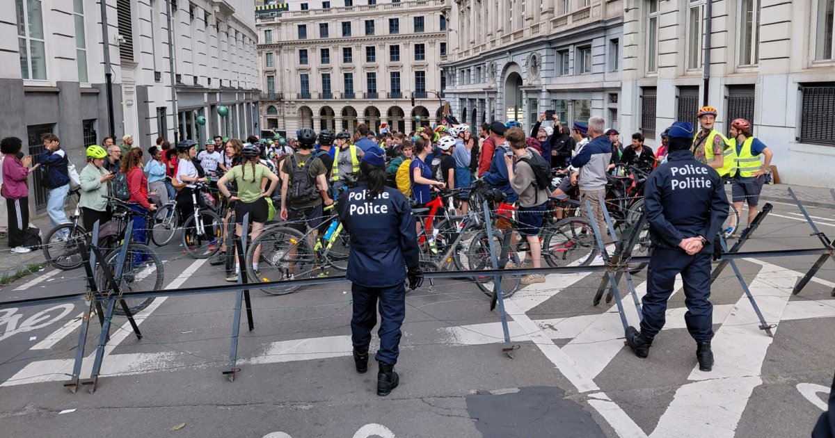 Vélos bloqués par des chevaux de frise devant le Parlement